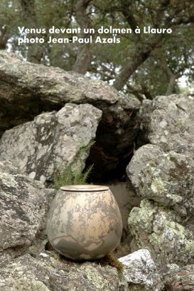 Venus devant un dolmen a Llauro photo JP Azais.jpg